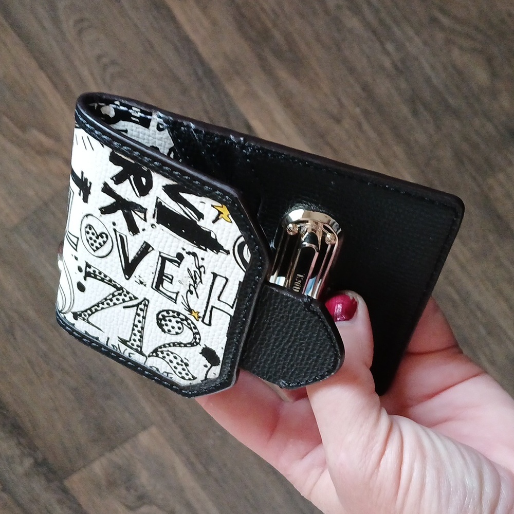 Henri Bendel Graffit Card Holder with Key Chain. - Picture 10 of 13